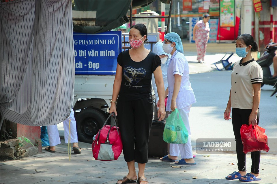 Bà Nguyễn Thị Thoa (áo đen, Phạm Đình Hổ, Hai Bà Trưng, Hà Nội) cho biết: "Nghe thông báo của phường về việc tiến hành lấy mẫu xét nghiệm nhanh với dịch COVID-19 cho những người vừa ở Đà Nẵng về thì tôi cũng đến kiểm tra. Mình mang theo quần áo để nếu dương tính sẽ đi cách ly tập trung luôn. Nhưng may mắn là đã âm tính rồi. Giờ tôi về nhà tiếp tục tự cách ly".