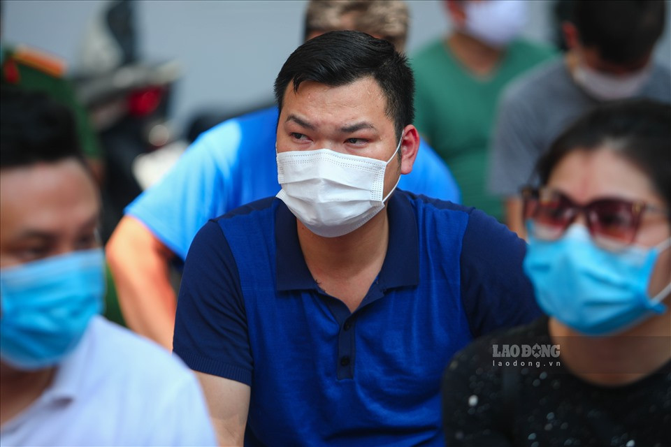 Chỉ tính trong chiều nay, có gần 100 công dân đã đến trung tâm y tế quận Hai Bà Trưng (Hà Nội) để lấy mẫu xét nghiệm. Bước đầu tiên, người dân sẽ thực hiện kê khai y tế, lịch trình đi lại, tiếp xúc cũng như tình trạng sức khỏe với các dấu hiệu của bệnh COVID-19. Sau khi xong bước khai báo, nhân viên y tế sẽ tiến hành lấy mẫu xét nghiệm nhanh.