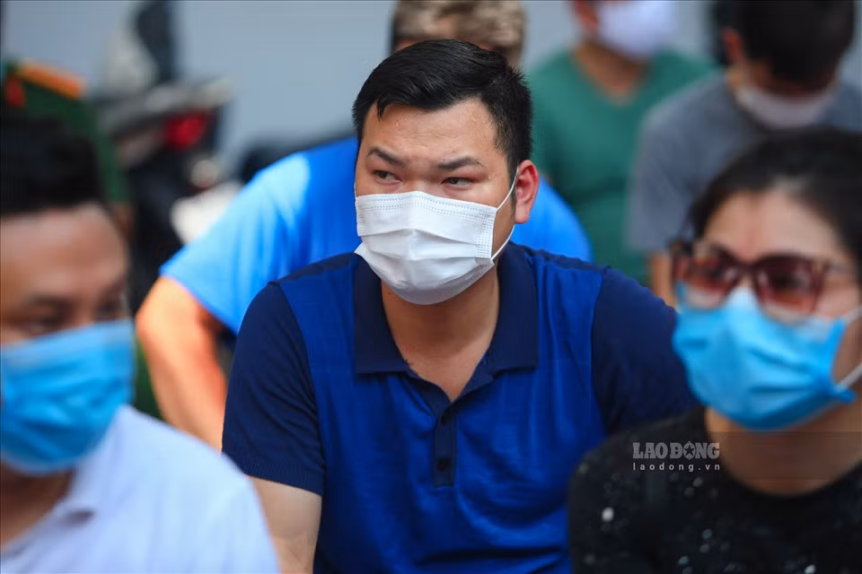 Chỉ tính trong chiều nay, có gần 100 công dân đã đến trung tâm y tế quận Hai Bà Trưng (Hà Nội) để lấy mẫu xét nghiệm. Bước đầu tiên, người dân sẽ thực hiện kê khai y tế, lịch trình đi lại, tiếp xúc cũng như tình trạng sức khỏe với các dấu hiệu của bệnh COVID-19. Sau khi xong bước khai báo, nhân viên y tế sẽ tiến hành lấy mẫu xét nghiệm nhanh.