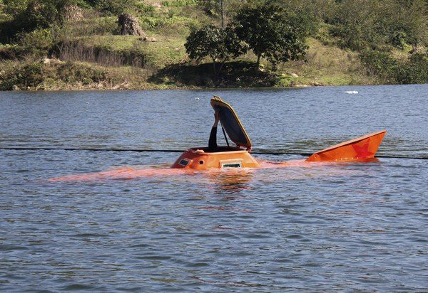 Có khả năng lặn sâu tới 10 mét, ít ai nghĩ rằng chiếc tàu ngầm này lại là sản phẩm của một người nông dân 44 tuổi có tên Tan Yong.