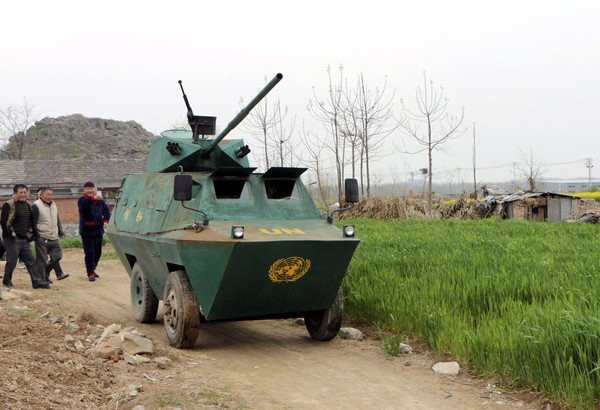 Chiếc xe bọc sắt này là kết quả ròng rã 6 tháng chế tạo cùng chi phí 4.850 USD của Liu Shijie, một công dân 35 tuổi của tỉnh An Huy.