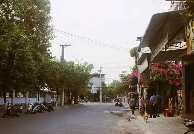 Sáng 10/4, lực lượng chức năng của phường Vĩnh Hòa tiến hành nhắc nhở, chấn chỉnh người bán hàng rong quanh Trường Tiểu học Vĩnh Hòa 1 (Nha Trang) . Ông Bùi Danh Hải, Phó Chủ tịch UBND phường Vĩnh Hòa cho biết, các ban, ngành, đoàn thể địa phương đã phối hợp chặt chẽ với nhau giám sát các điểm cổng trường học để không còn tình trạng người bán hàng rong. 