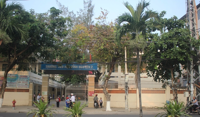 Cổng Trường Tiểu học Vĩnh Nguyên 2 thuộc phường Vĩnh Nguyên (Nha Trang) không còn hình ảnh người bán hàng rong. 
