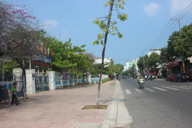 Cũng theo ông Hải, không cho hàng rong xuất hiện quanh trường học vừa giúp vỉa hè thông thoáng, vừa đảm bảo an toàn thực phẩm cho học sinh. 