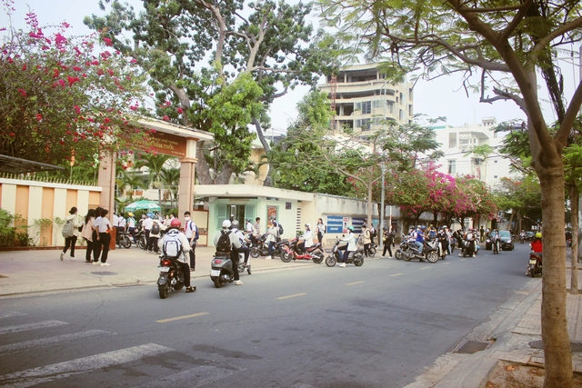 Cổng trường THPT Nguyễn Văn Trỗi (Nha Trang) sạch sẽ, thoáng đãng, không có người bán hàng rong. Cách đây ít ngày, tại trường này cũng ghi nhận nhiều học sinh rối loạn tiêu hóa do mua đồ ăn gần cổng trường để sử dụng. 