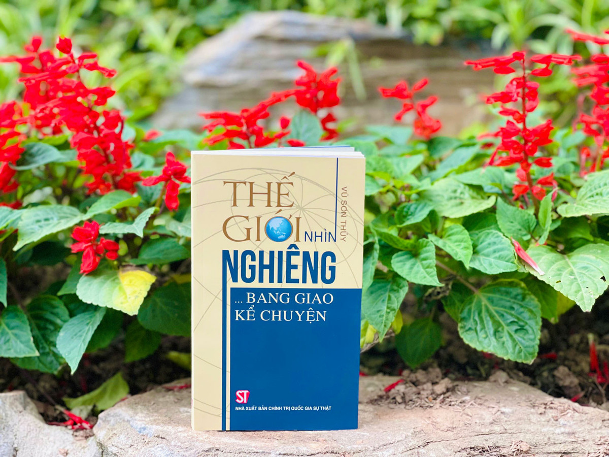 Sach hay 'The gioi nhin nghieng… Bang giao ke chuyen'