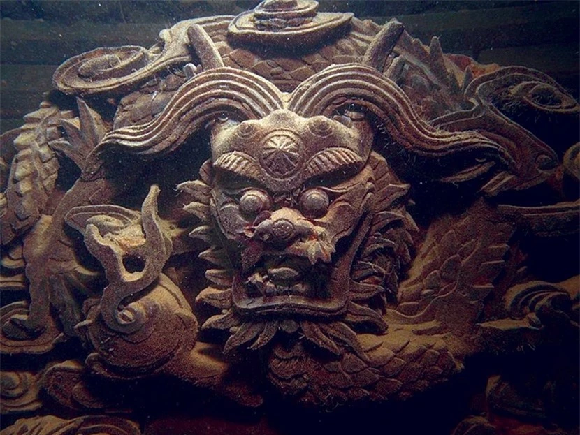 Shicheng lưu giữ nhiều tượng đá đẹp mắt mô phỏng nhiều động vật đa dạng, bao gồm sư tử, rồng, phượng hoàng, với nhiều chữ khắc có từ năm 1777. Các bức tường thành bằng đá có niên đại từ thế kỷ XVI. Thành phố được tuyên bố là di tích lịch sử nằm dưới sự bảo vệ của tỉnh Chiết Giang. 