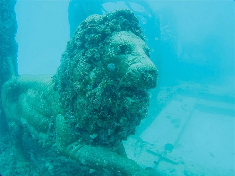 Hình chạm khắc tinh xảo bằng đồ đá có niên đại từ thời nhà Minh và nhà Thanh vẫn còn nguyên vẹn. 