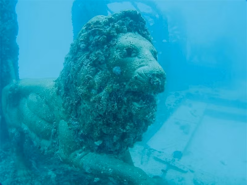 Hình chạm khắc tinh xảo bằng đồ đá có niên đại từ thời nhà Minh và nhà Thanh vẫn còn nguyên vẹn. 