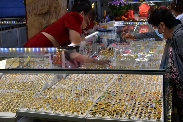 Gia vang the gioi ngay 14/2 bien dong kho luong