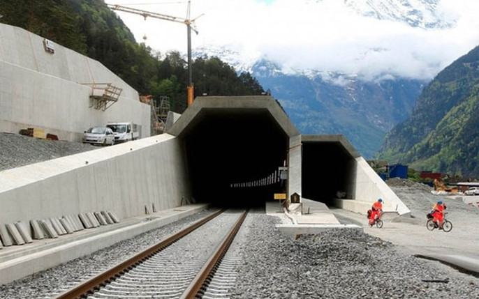 Tàu chở khách giữa những thành phố lớn của Thụy Sĩ cũng chạy qua đây, ở độ sâu 2.450 m