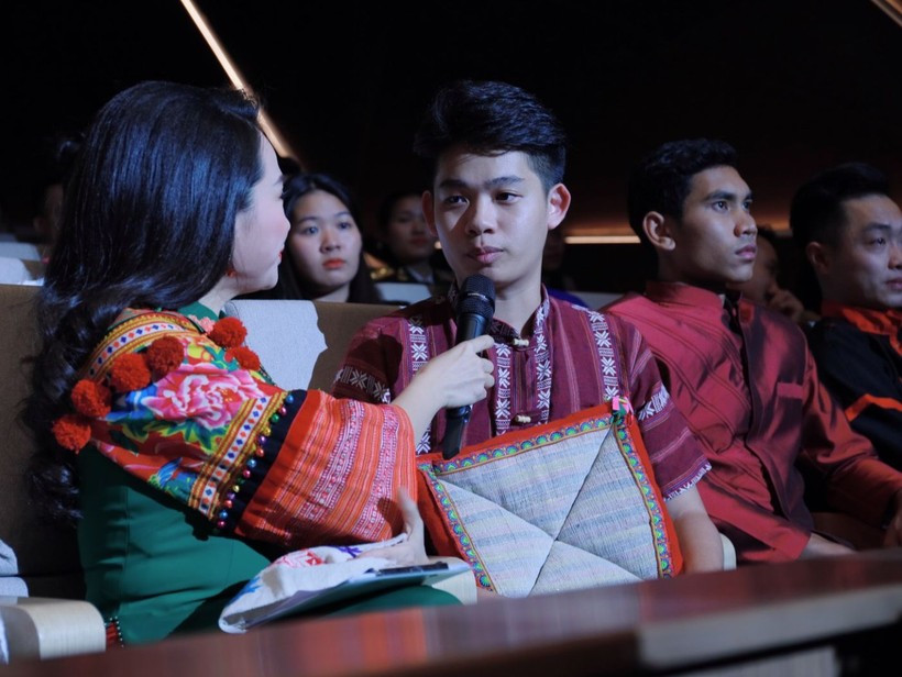 Nam sinh mien nui nghien cuu khoa hoc gan bao ton van hoa que huong