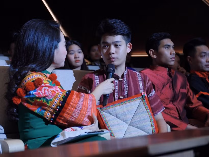 Nam sinh mien nui nghien cuu khoa hoc gan bao ton van hoa que huong