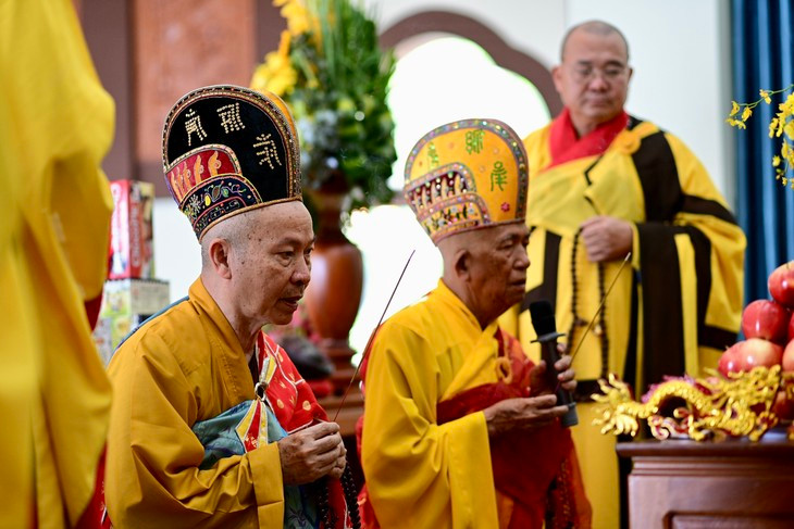 Dưới sự chủ trì của Hòa thượng Thích Niệm Thới - Trưởng ban Trị sự Phật giáo tỉnh Tây Ninh, Lễ khánh đản Bồ Tát Quán Thế Âm diễn ra trang nghiêm từ 13h30 ngày 10/3 (nhằm ngày đản sinh của Quán Thế Âm Bồ Tát 19/02 âm lịch) tại Chùa Bà. Là ngôi chùa có tuổi đời 300 năm, Chùa Bà tại núi Bà Đen gắn liền với huyền tích Linh Sơn Thánh Mẫu – biểu tượng tín ngưỡng của người dân Nam Bộ và được người dân nơi đây tôn làm Bồ Tát. (Ảnh: Sun World Baden Mountain)