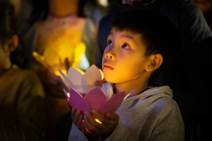 Hàng nghìn ngọn đèn hoa đăng được thắp sáng trên đỉnh núi Bà Đen trong hai buổi tối 10-11/3. Trong ánh sáng lung linh tôn lên vẻ uy nghi của bức tượng Phật Tây Bổ Đà Sơn khi đêm về, những ngọn nến huyền diệu càng tôn lên vẻ đẹp kỳ ảo của miền đất linh thiêng. (Ảnh: Ngô Trần Hải An)