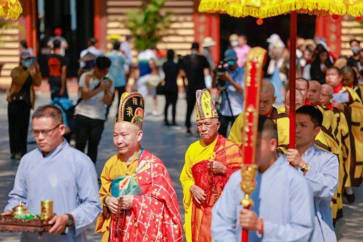 Ngày 10/3/2023, hàng ngàn du khách thập phương háo hức đi cáp treo lên núi Bà Đen Tây Ninh để tham dự Lễ vía Quán Thế Âm Bồ Tát. Lễ năm nay được tổ chức quy mô với không gian chùa Bà được trang hoàng long trọng, nơi cộng đồng Phật tử đến để tưởng nhớ công đức của Bồ Tát Quan Thế Âm - biểu tượng cho lòng yêu thương, luôn lắng nghe tiếng kêu cứu khổ trong nhân gian, mang lòng từ bi, nhân ái, vị tha để cứu độ chúng sinh. (Ảnh: Ngô Trần Hải An)