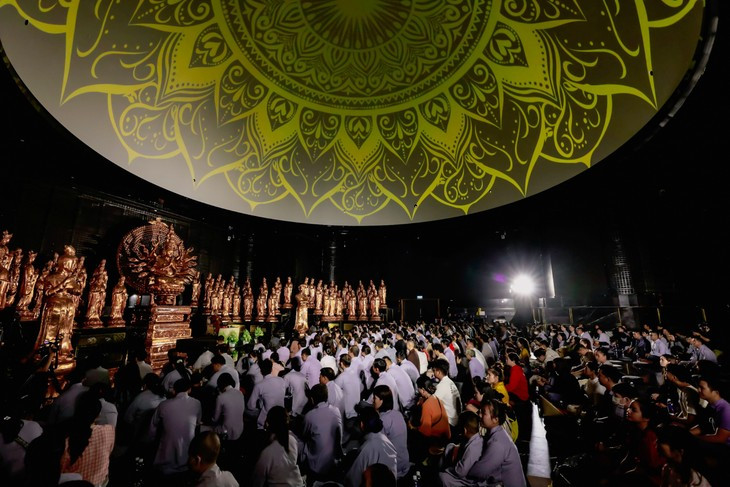 Sư thầy Thích Minh Niệm là tác giả của cuốn sách “Hiểu về trái tim” được xem là hiện tượng khi là cuốn sách về tâm lý đầu tiên của người Việt được yêu thích rộng rãi và dịch ra nhiều thứ tiếng. (Ảnh: Sun World Baden Mountain)