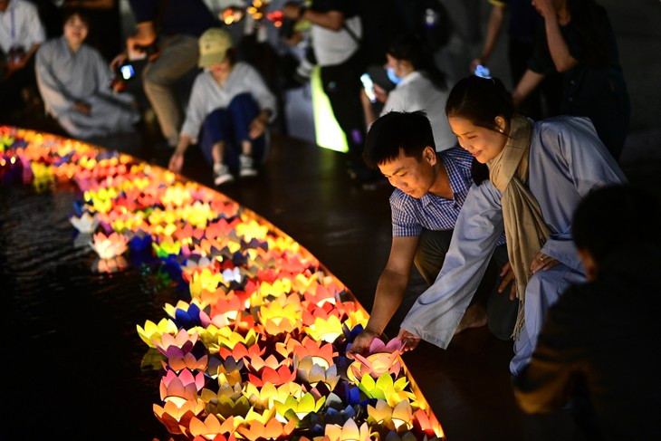 Lễ hoa đăng là một nghi lễ rất được các Phật tử mong chờ để thắp sáng lòng từ bi hỉ xả, chiếu soi đưa con người trở về với tự tánh hiền lương. Anh Trần Đức Mạnh chia sẻ: “Ngồi giữa quảng trường rộng lớn ngay dưới chân tượng Phật Bà Tây Bổ Đà Sơn nhìn ra vùng đồng bằng mênh mông trù phú, những ngọn nến lung linh dường như giúp tôi soi sáng chính mình, nhìn sâu vào trong tâm thức, và cảm nhận được sâu sắc giá trị của bình an”. (Ảnh: Sun World Baden Mountain)