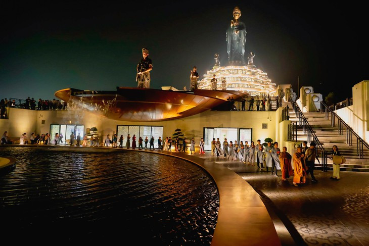 Được xem là một trong những ngọn núi thiêng nhất Việt Nam, núi Bà Đen là điểm hành hương đón hàng triệu du khách mỗi năm đến chiêm bái, tìm kiếm sự an yên và tỉnh thức trong tâm hồn. Tọa lạc lưng chừng núi, Chùa Bà hơn 300 tuổi năm gắn với huyền tích về Linh Sơn Thánh Mẫu Bồ Tát thiêng liêng. Trên đỉnh núi là không gian văn hóa Phật giáo, với Tượng Phật Bà Tây Bổ Đà Sơn, khu triển lãm trưng bày hàng trăm phiên bản mô phỏng những tác phẩm nghệ thuật Phật Giáo kinh điển. (Ảnh: Ngô Trần Hải An)