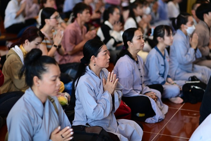 Theo bà Hoàng Thị Lan (TP. Tây Ninh): “Lễ Vía Quán Thế Âm Bồ Tát năm nay được tổ chức quy mô tại núi Bà Đen đã đáp ứng được mong mỏi của đồng bào Phật tử như chúng tôi, là dịp để chúng tôi có thể cầu cho quốc thái dân an, chúng sinh an lạc, khơi dậy lòng từ bi trong mỗi người. Tôi thực sự tự hào vì tại Tây Ninh có một lễ Vía Quán Thế Âm Bồ Tát quy mô và trang trọng như này”. (Ảnh: Sun World Baden Mountain)