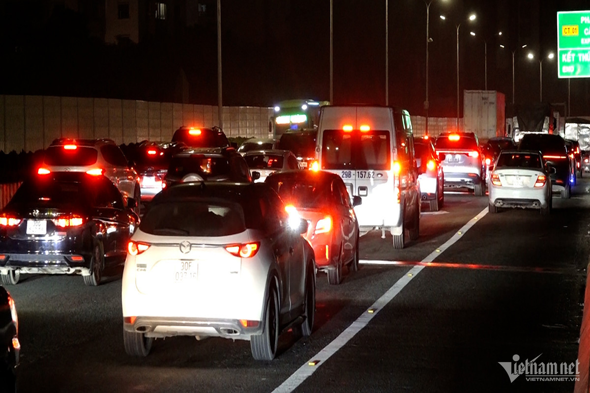 "Gia đình tôi quyết định dùng bữa tối xong là lên đường luôn, lượng phương tiện đông đúc nên đi có chậm hơn thường ngày, thực tế là gặp khó khăn khi qua đoạn Vực Vòng thuộc tỉnh Hà Nam", anh Hải chia sẻ. 