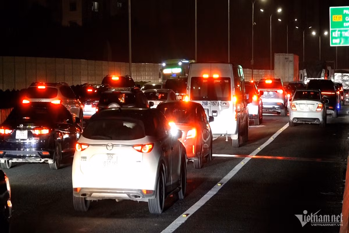 "Gia đình tôi quyết định dùng bữa tối xong là lên đường luôn, lượng phương tiện đông đúc nên đi có chậm hơn thường ngày, thực tế là gặp khó khăn khi qua đoạn Vực Vòng thuộc tỉnh Hà Nam", anh Hải chia sẻ. 