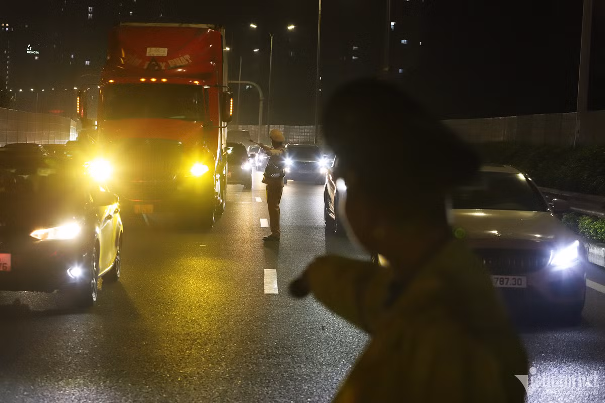 Đến 23h15, Đội Tuần tra kiểm soát giao thông đường bộ cao tốc số 3 đã cử 2 Tổ công tác gồm 15 cán bộ, chiến sỹ thuộc lực lượng CSGT, Cảnh sát cơ động, Tuần đường (Ban Quản lý đường cao tốc)... ra điểm ùn tắc để phân luồng, điều tiết xe. 