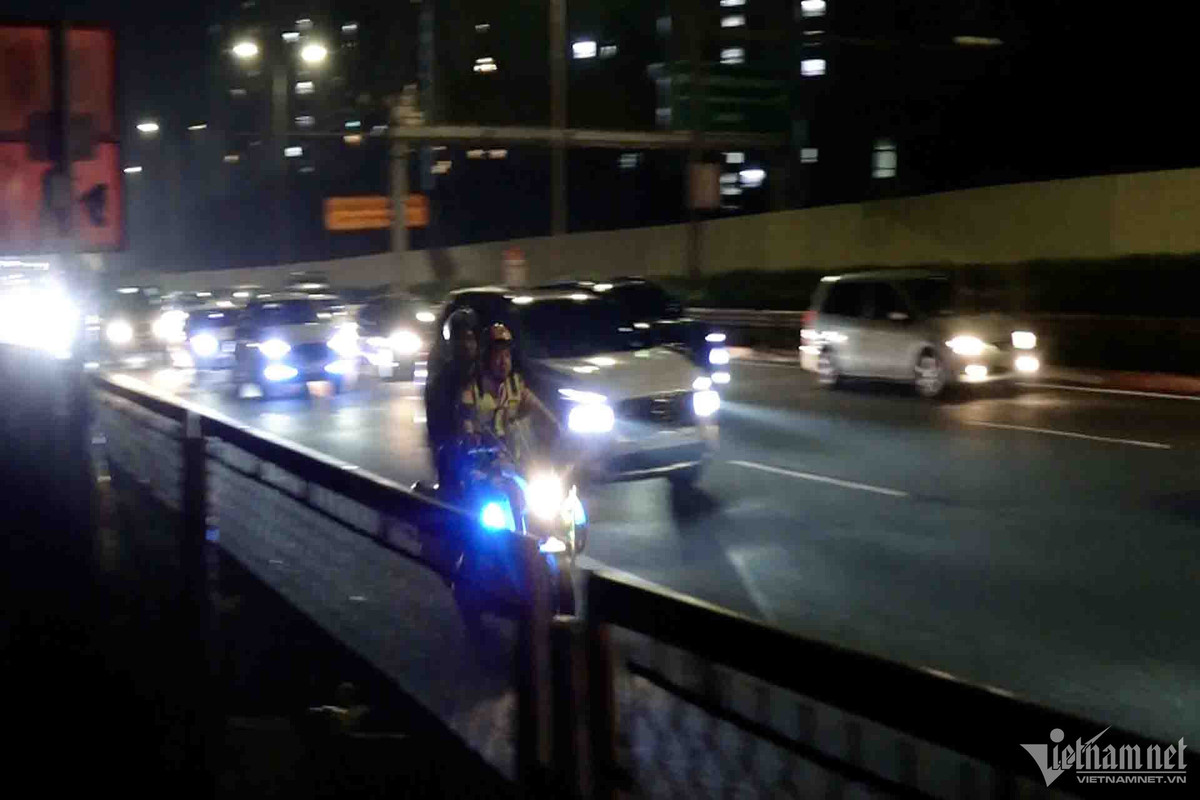 Cùng chung nỗi lo tắc đường, chị Phạm Hường (quê Nam Định) cho hay, gia đình chị quyết định về Hà Nội trong đêm để tiết kiệm thời gian. 