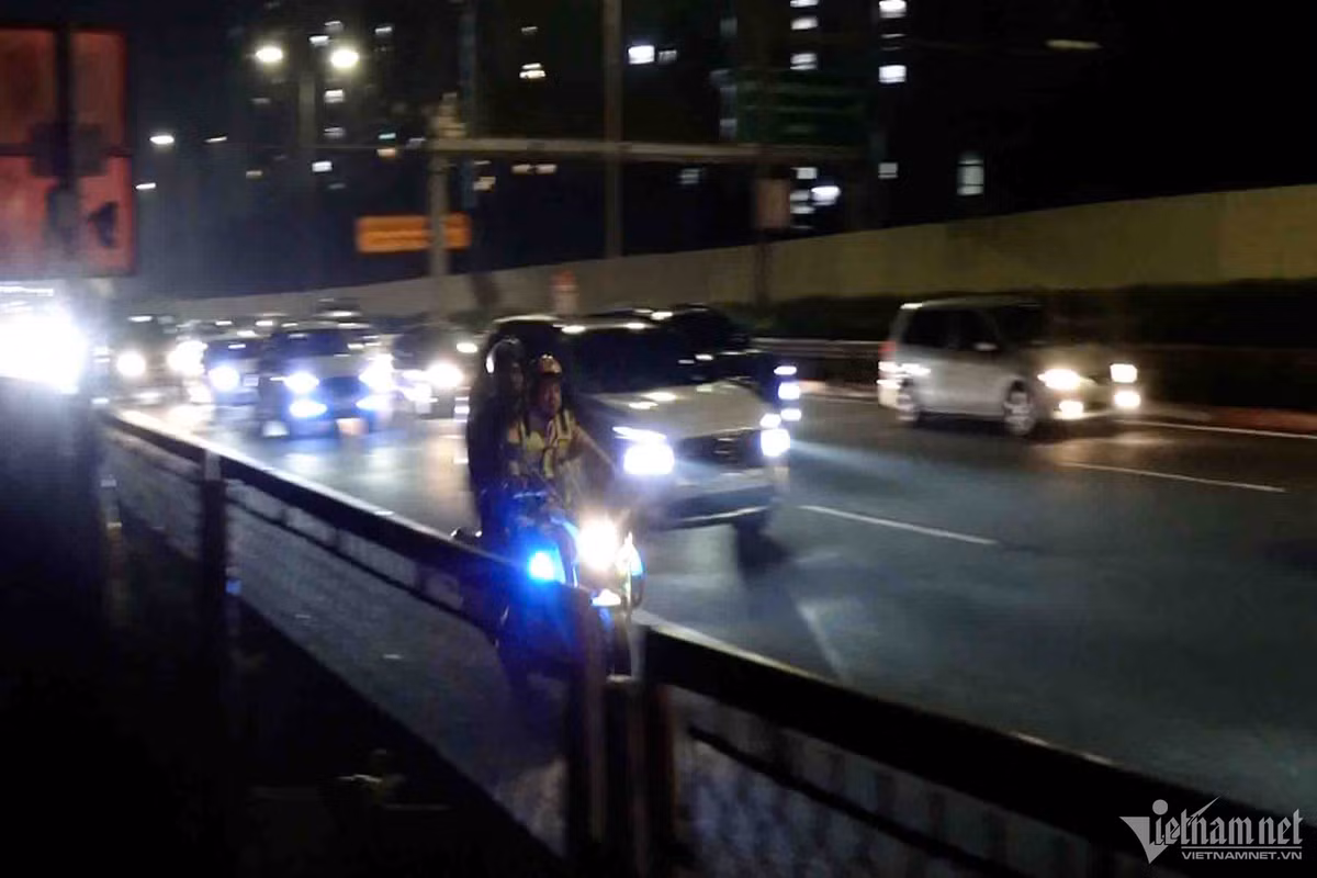 Cùng chung nỗi lo tắc đường, chị Phạm Hường (quê Nam Định) cho hay, gia đình chị quyết định về Hà Nội trong đêm để tiết kiệm thời gian. 