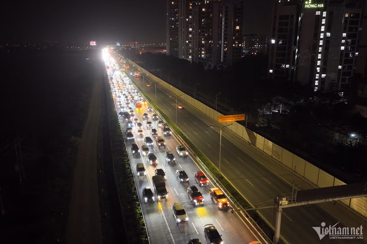 Anh Tuấn Hải (quê Thanh Hóa) cho biết, gia đình anh lo ngại tình trạng ùn tắc kéo dài xảy ra vào ngày cuối cùng của kỳ nghỉ Tết nên quyết định trở lại thành phố trong đêm. 