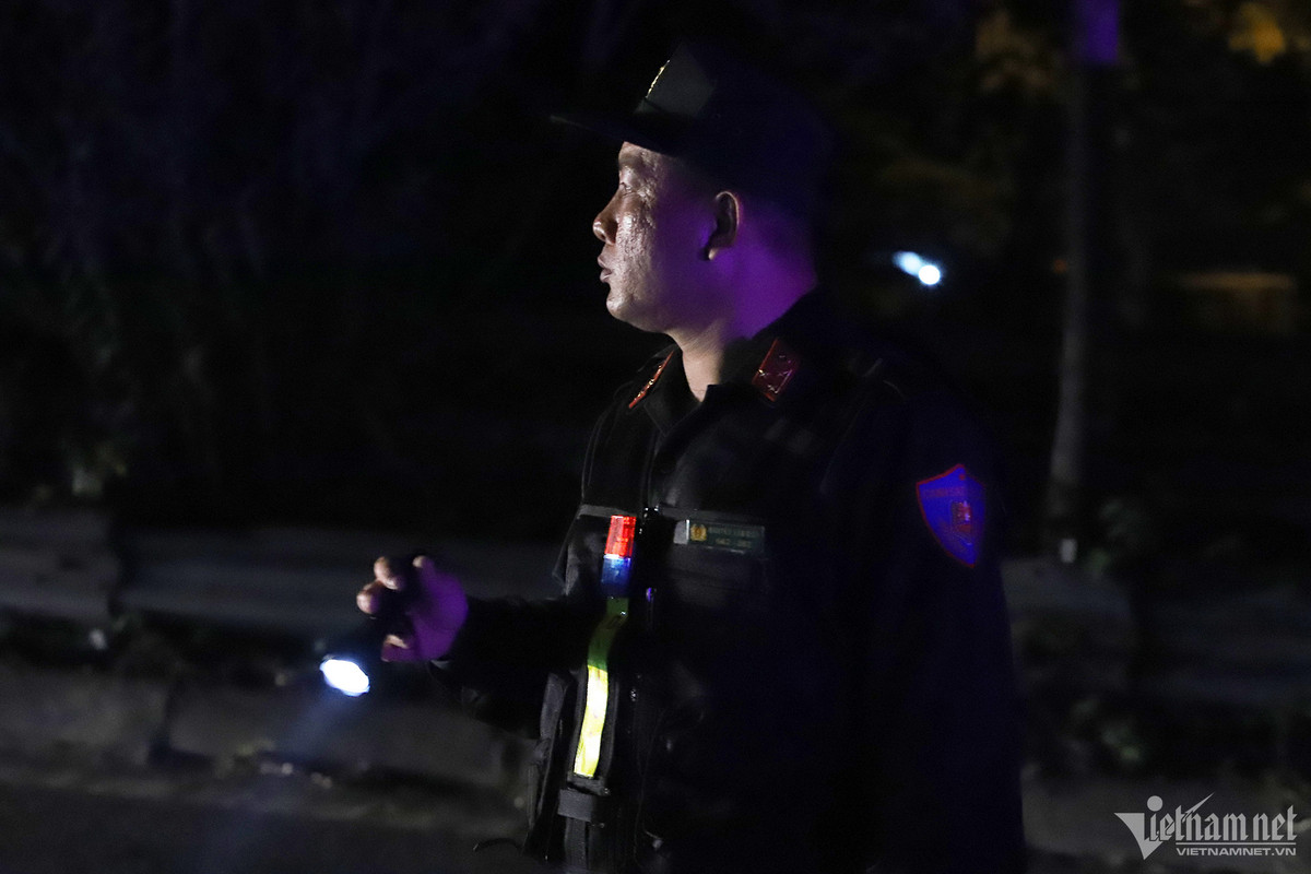 Thời điểm 0h ngày 14/2 (mùng 5 Tết), tình trạng ùn ứ cục bộ "hạ nhiệt", dòng ô tô chỉ di chuyển chậm khoảng 500m cuối cao tốc Pháp Vân - Cầu Giẽ để vào trung tâm thành phố Hà Nội. 