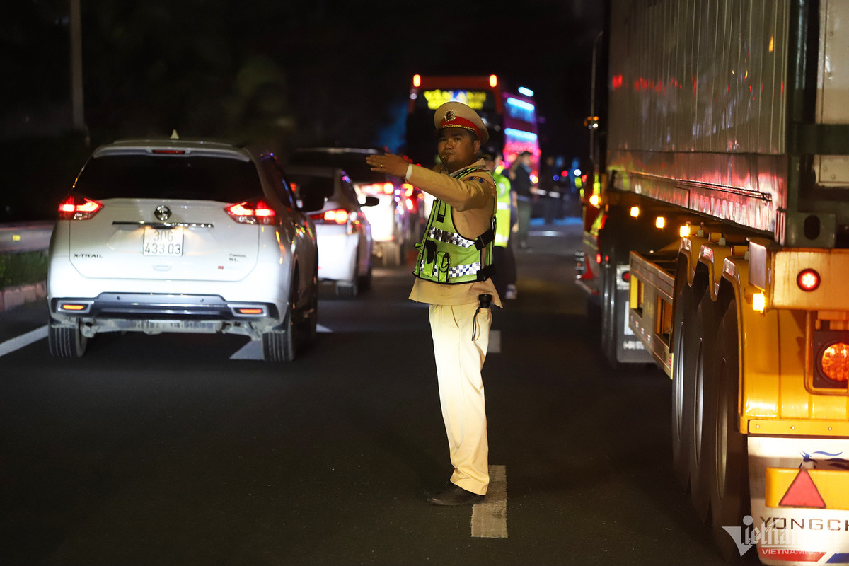 "Mình dự kiến về đến nhà khoảng 23h30, mọi người có thể nghỉ ngơi và dành ngày cuối cùng của kỳ nghỉ Tết để dọn dẹp nhà cửa", chị Hường nói. 