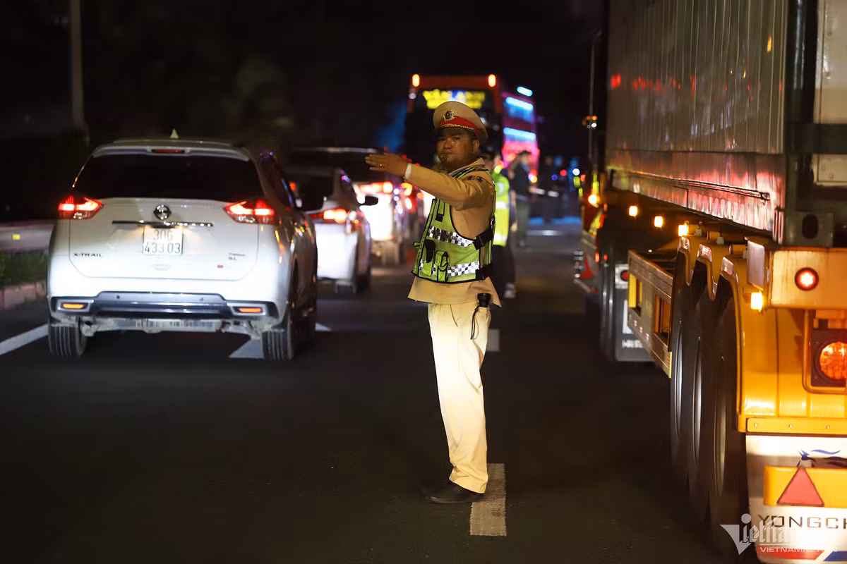 "Mình dự kiến về đến nhà khoảng 23h30, mọi người có thể nghỉ ngơi và dành ngày cuối cùng của kỳ nghỉ Tết để dọn dẹp nhà cửa", chị Hường nói. 