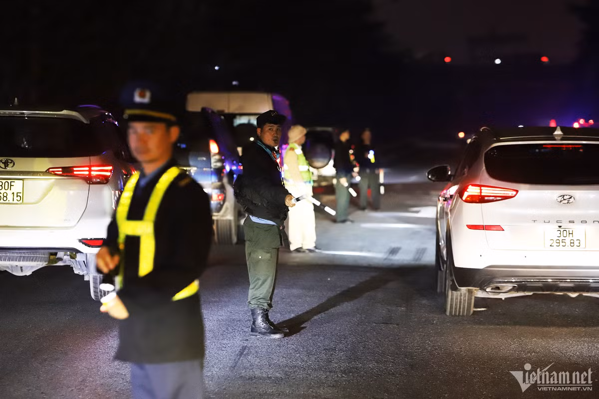 Để chống ùn tắc, Đội Tuần tra kiểm soát đường bộ cao tốc số 3 (Cục CSGT, Bộ Công an) đã huy động 100% cán bộ, chiến sĩ trong đơn vị. Đồng thời, sử dụng xe mô tô chuyên dụng để tuần lưu, kịp thời giải quyết sự cố nhằm "thông tuyến". 