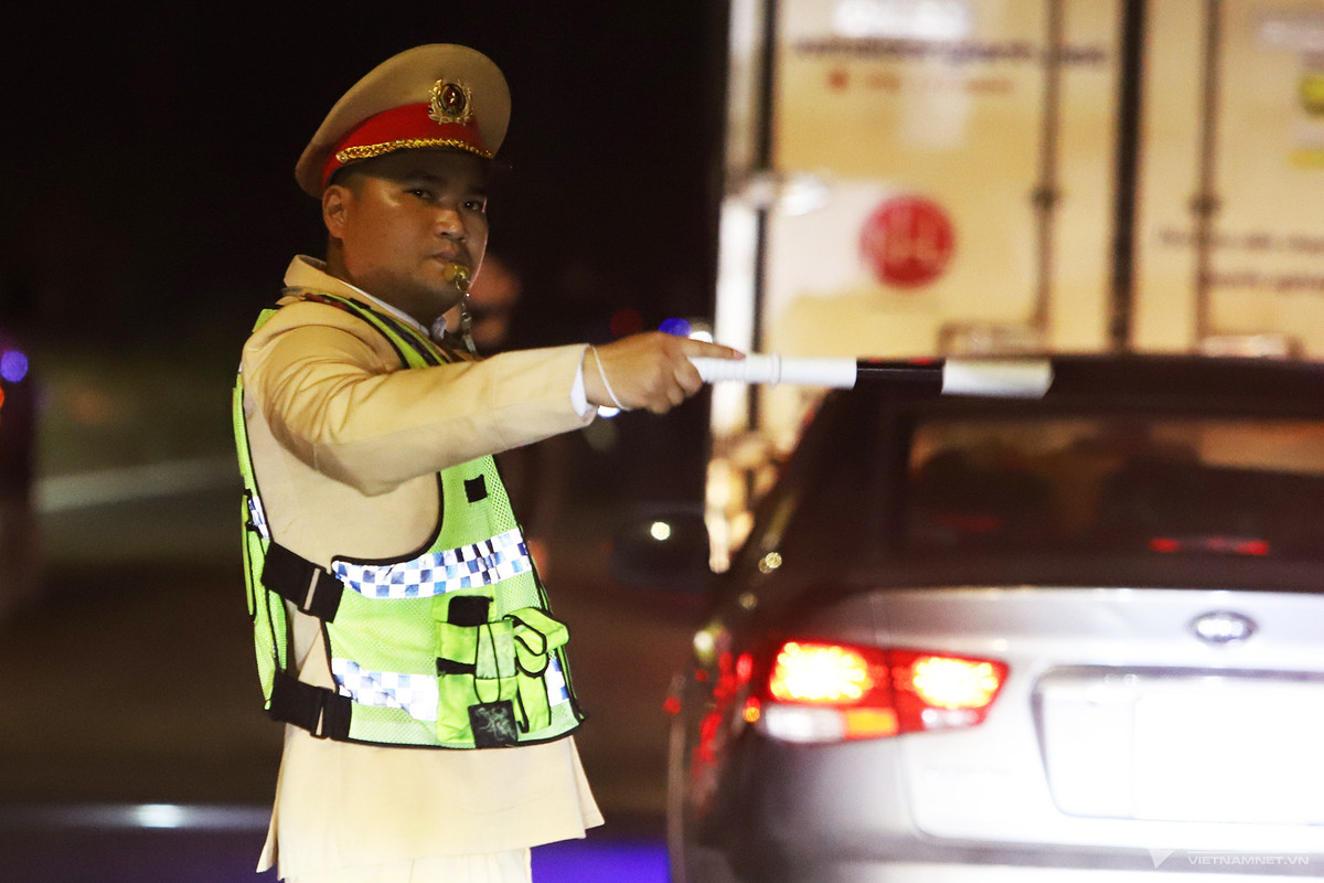 Đại diện Đội Tuần tra kiểm soát giao thông đường bộ cao tốc số 3 cho biết, người tham gia giao thông cần đi đúng phần đường, làn đường quy định, điều khiển xe trong tốc độ cho phép. Đặc biệt, khi gặp ùn tắc thì cần bình tĩnh và tuyệt đối tuân thủ sự hướng dẫn, điều tiết, phân luồng của lực lượng CSGT. 