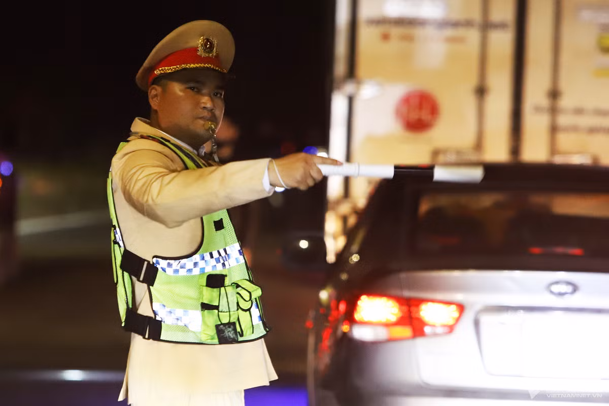 Đại diện Đội Tuần tra kiểm soát giao thông đường bộ cao tốc số 3 cho biết, người tham gia giao thông cần đi đúng phần đường, làn đường quy định, điều khiển xe trong tốc độ cho phép. Đặc biệt, khi gặp ùn tắc thì cần bình tĩnh và tuyệt đối tuân thủ sự hướng dẫn, điều tiết, phân luồng của lực lượng CSGT. 