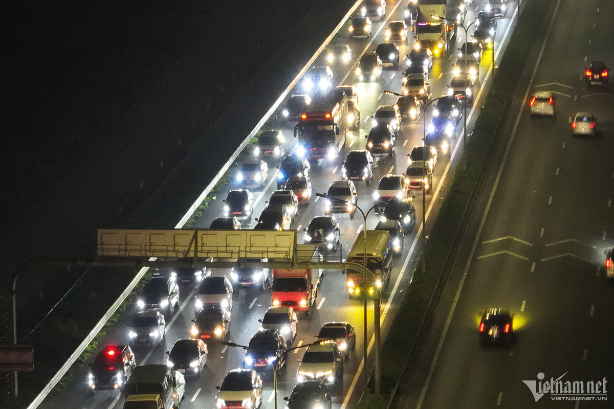 Ghi nhận của PV VietNamNet vào lúc 23h ngày 13/2 (mùng 4 Tết Nguyên đán Giáp Thìn), 4 hàng ô tô nối đuôi nhau để lên đường Vành đai 3 trên cao vào trung tâm thành phố. Ước tính dòng ô tô bị ùn ứ kéo dài gần 3km. 
