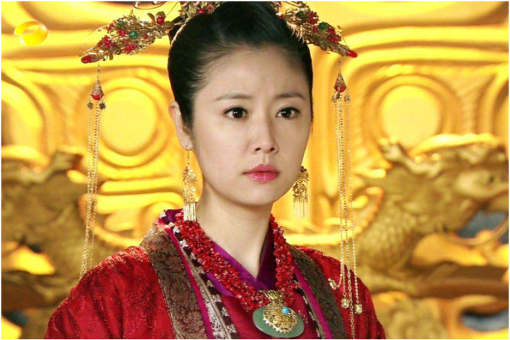 Mặc dù có dung mạo tuyệt sắc và độc chiếm sự sủng ái của Hoàng đế nhưng bà vẫn ra tay ác độc, từng bước bức chết các phi tần khác để củng cố địa vị của mình. Thậm chí Đậu Hoàng hậu còn khống chế tân đế và can thiệp vào chuyện triều chính.