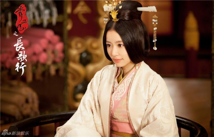 Và để có thể nhanh chóng thăng tiến địa vị ở hậu cung, bà cho rằng ngoại trừ việc chiếm được ân sủng của Hoàng đế thì cần có được mối quan hệ tốt đẹp với các nhân vật khác trong cung. Khi vừa tiến cung, bà được bố trí hầu hạ Mã Thái hậu ở Trường Lạc cung. Vì dung mạo hơn người và khả năng ăn nói sắc sảo, bà được Mã Thái hậu yêu mến và tiến cử bà cho Hán Chương Đế.