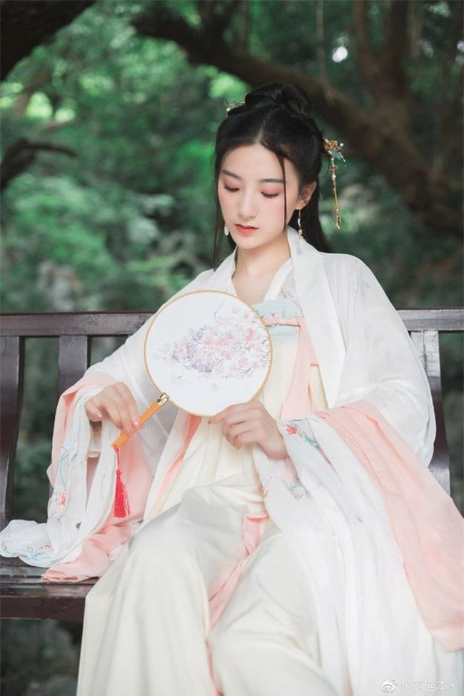 Ngay từ cái nhìn đầu tiên Hán Chương Đế đã yêu mến bà. Một năm sau, bà được sách lập làm Hoàng hậu, còn em gái làm Quý nhân. Dù có được sự sủng ái ngập trời từ Hoàng đế nhưng Đậu Hoàng hậu vẫn không có con.