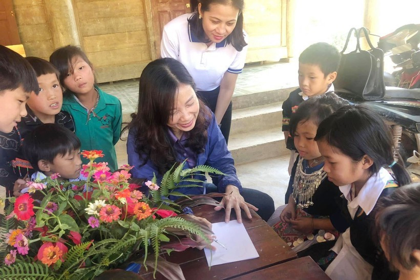 Nha giao uu tu no luc vuot kho 'giu lua' giao duc vung cao-Hinh-2