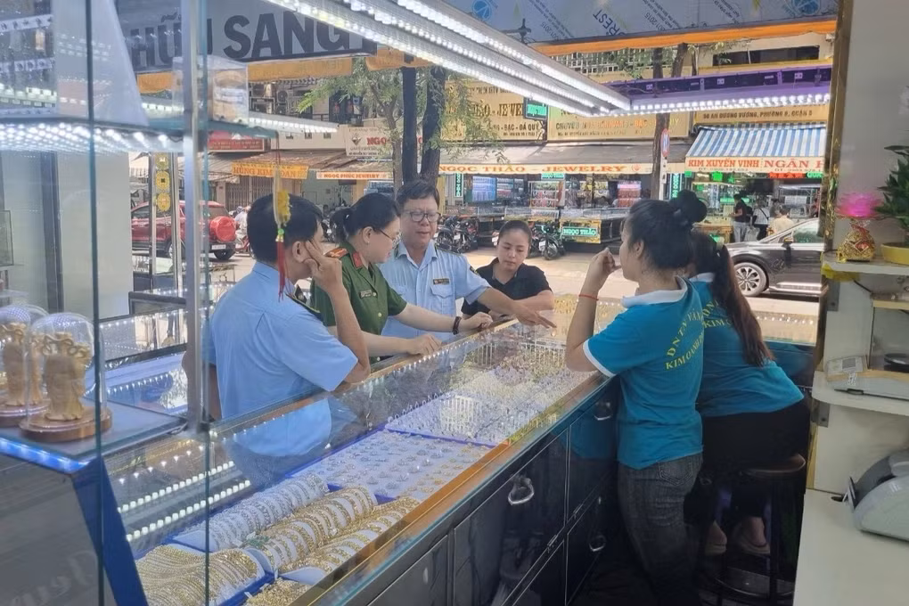 Kiểm tra đột xuất loạt tiệm vàng tại TPHCM, phát hiện hàng giả Kiem tra dot xuat loat tiem vang tai TPHCM, phat hien hang gia