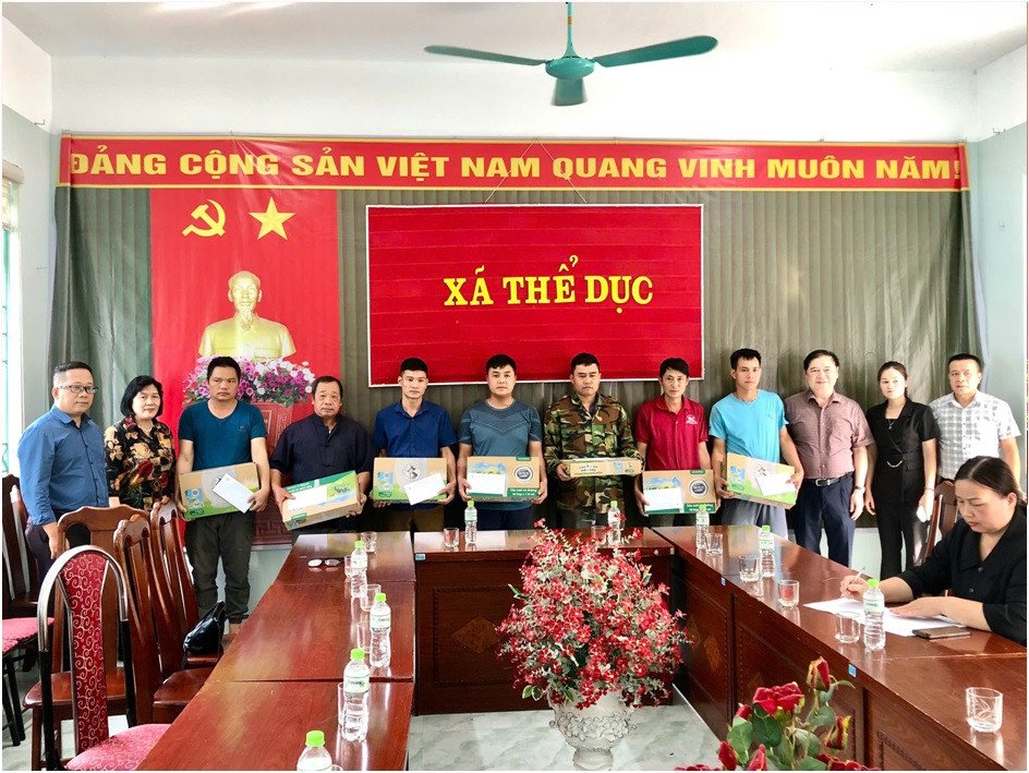 Chủ tịch Phan Xuân Dũng trao hỗ trợ đồng bào vũng lũ Nguyên Bình - Hình 4 Chu tich Phan Xuan Dung trao ho tro dong bao vung lu Nguyen Binh-Hinh-4