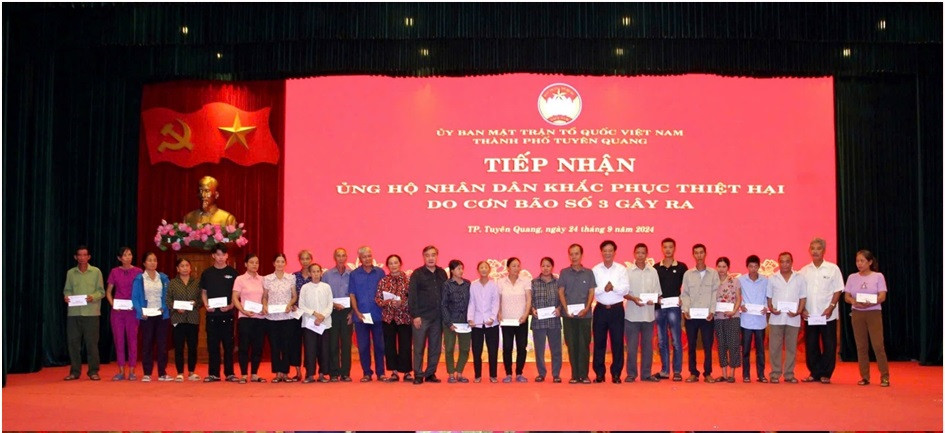 Chủ tịch Phan Xuân Dũng trao hỗ trợ đồng bào vũng lũ Nguyên Bình - Hình 2 Chu tich Phan Xuan Dung trao ho tro dong bao vung lu Nguyen Binh-Hinh-2