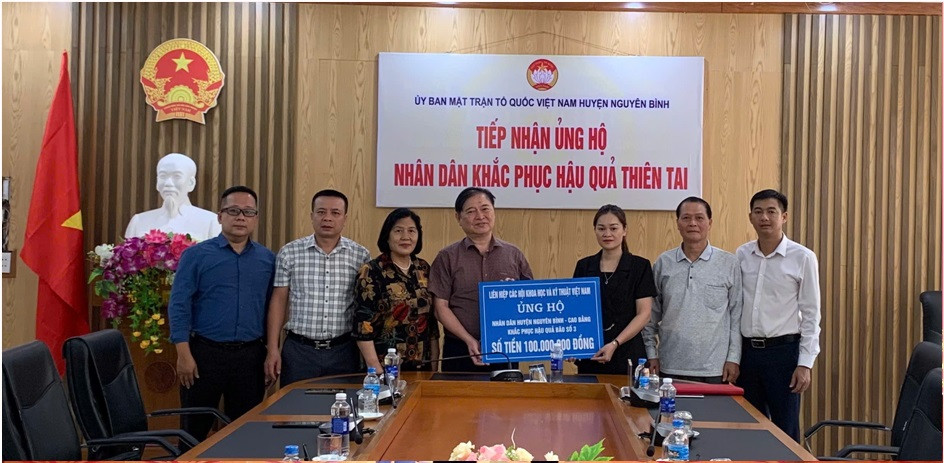 Chủ tịch Phan Xuân Dũng trao hỗ trợ đồng bào vũng lũ Nguyên Bình Chu tich Phan Xuan Dung trao ho tro dong bao vung lu Nguyen Binh