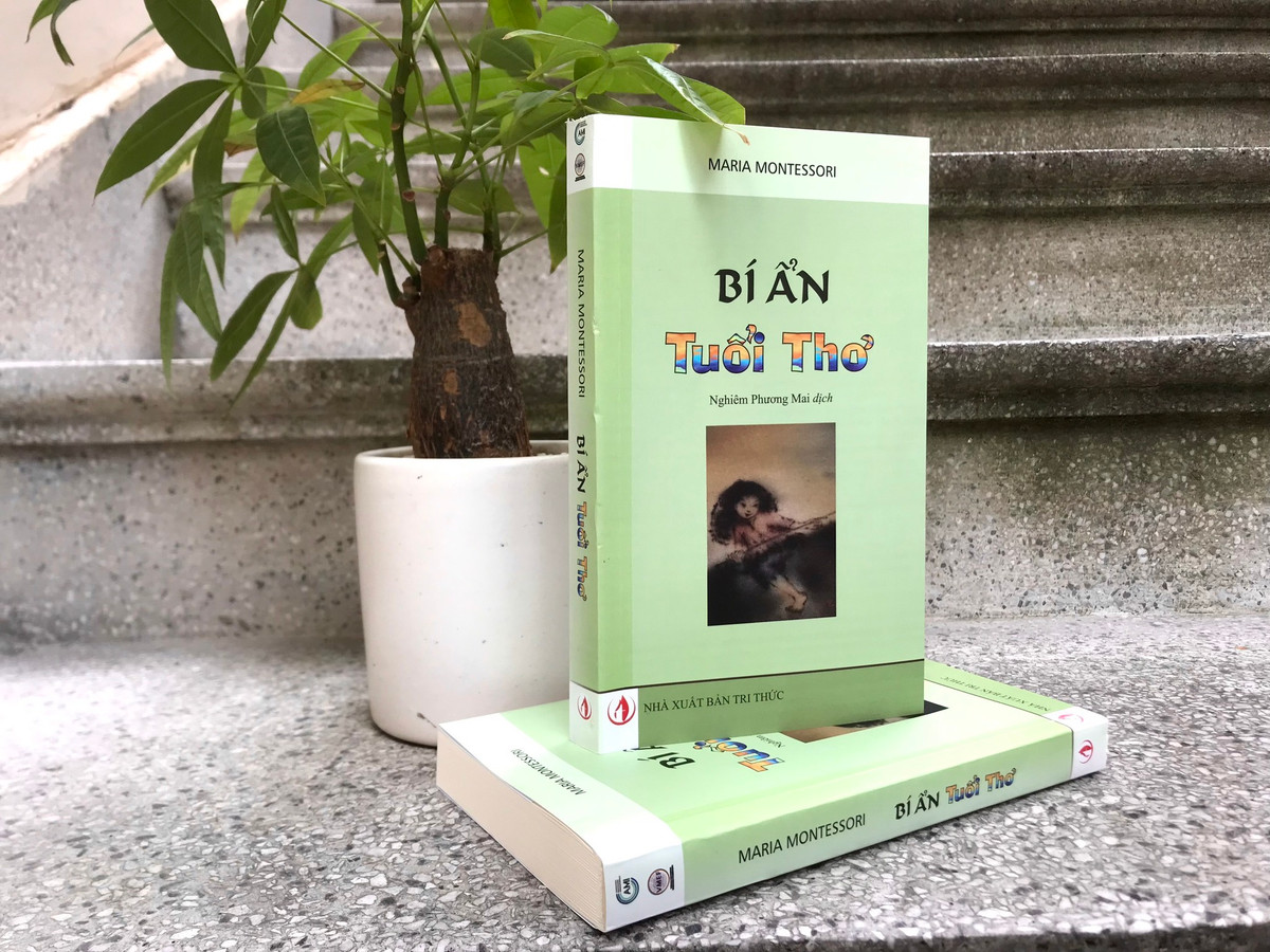 Cuốn sách “Bí ẩn tuổi thơ” được xuất bản vào năm 1938, trình bày các nguyên tắc mấu chốt của triết lí Montessori, ghi lại những quan sát mang tính đột phá của Montessori về đời sống nội tâm của trẻ em cũng như quá trình phát triển và khám phá độc đáo của trẻ. 