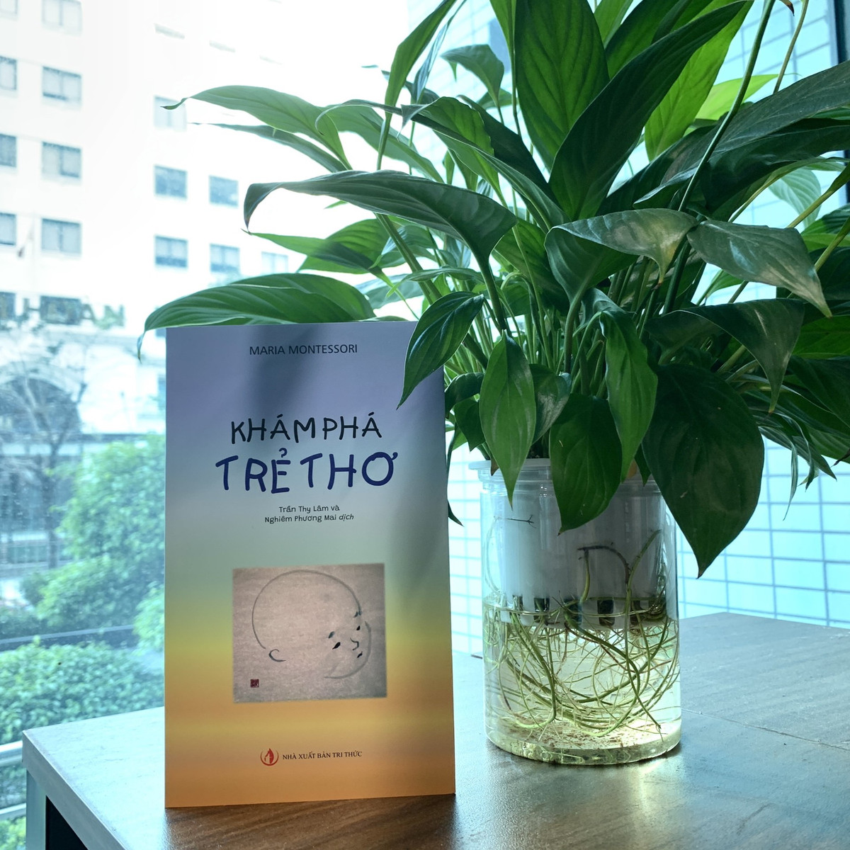 Tiếp đến, năm 1946, cuốn sách “Khám phá trẻ thơ” tập hợp các bài giảng mà Montessori đã thực hiện tại khóa học ở London (nước Anh). Tác phẩm nhấn mạnh vai trò của người lớn không chỉ là người truyền đạt kiến thức mà còn là người hỗ trợ sự phát triển tự nhiên của trẻ. Chính vì thế, người lớn chúng ta cần tạo ra môi trường thích hợp để trẻ có thể tự khám phá và phát triển.