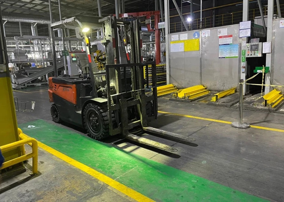 Nu cong nhan o Binh Phuoc bi chen vao lo say tu vong