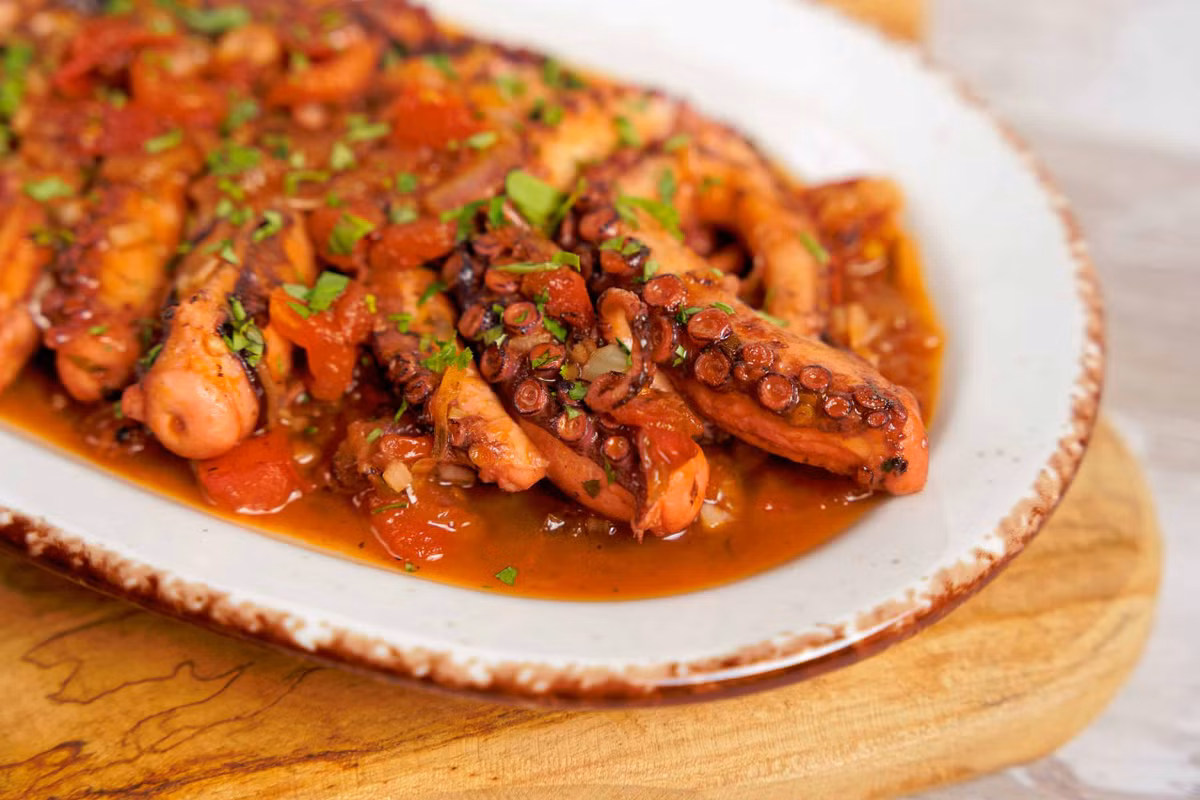 Nhưng sự phổ biến trong ẩm thực đã tác động đến quần thể bạch tuộc trên toàn thế giới. Sản lượng bạch tuộc trên toàn thế giới hiện đã vượt quá 550.000 tấn mỗi năm. Ảnh:My Greek Dish