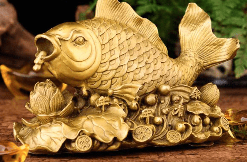 Tượng cá chép: Cá chép là con vật và biểu tượng rất ý nghĩa trong văn hóa phương Đông. Cá chép còn là con vật đưa ông táo về trời. Vì vậy, nó trở thành linh vật thiêng liêng và được đúc thành tượng trong phong thủy để mang lại sức khỏe và công danh cho mọi người. Tượng cá chép nên được đặt tại vị trí thông thoáng và khô ráo trong nhà để mang lại may mắn và thịnh vượng.